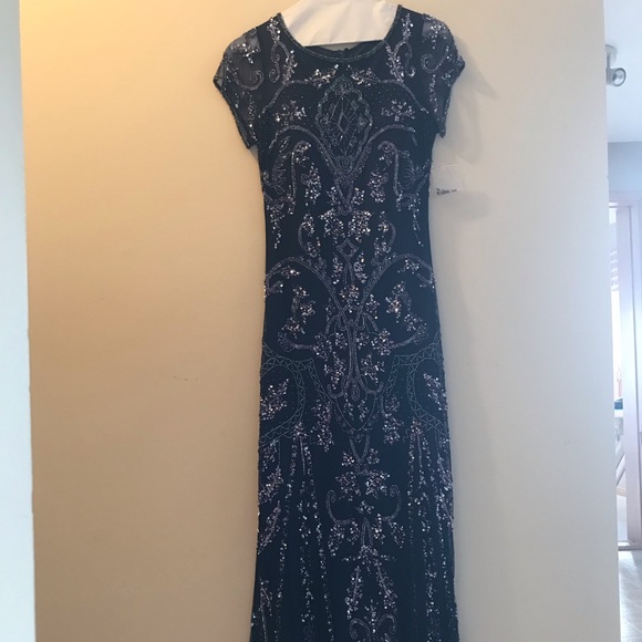 Mother of the Bride / Groom Dress. Beaded. Size 6 - Picture 2 of 5